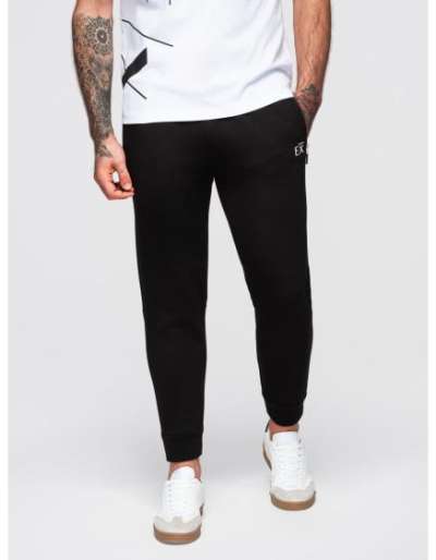 Férfi melegítőnadrág bordás szárral és gumibélyegzéssel – fekete V1 OM-PASK-0223