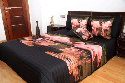 Fekete ágytakaró rózsaszín flamingókkal Szélesség_ 220 cm | Hossz: 240 cm