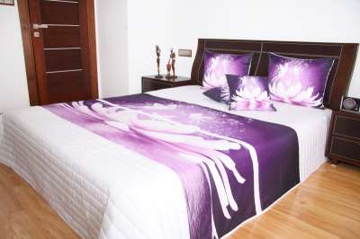 Fehér ágytakaró, lila virágmotívummal Szélesség_ 220 cm | Hossz: 240 cm