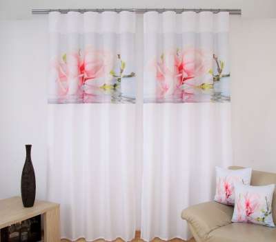 Fehér függöny a nappalihoz rózsaszín virág motívummal Szélesség_ 160 cm | Hossz: 250 cm (2 darabos készletben)