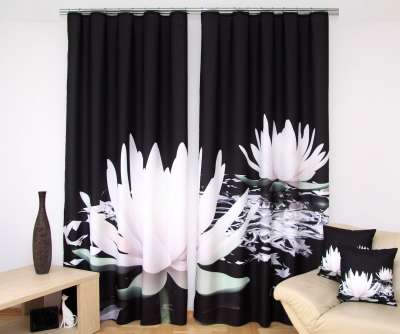 Gyönyörű fekete 3D drapéria a nappaliba fehér tavirózsa motívummal Szélesség_ 160 cm | Hossz: 250 cm (2 darabos készletben)