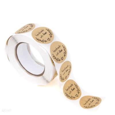 Matricák tekercsben Kézzel készített szeretettel barna 500 db