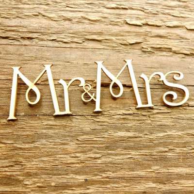 Dekoratív fa felirat Mr. & Mrs. - ornament  (fa dekorációs tárgyak)