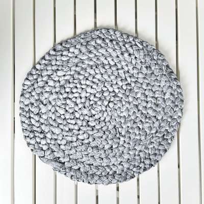 Fonott szürke színű alátét - kerek