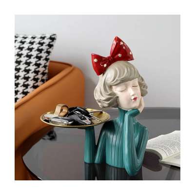 Masnis lány kínáló tálcával