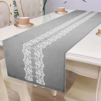 Szürke futó terítő középen csipkemintával - 35x110 cm