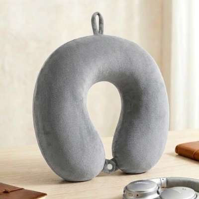 Világosszürke színű memórihabos nyakpárna