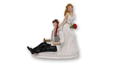 Buli után hazahúzós nászpár esküvői tortadísz