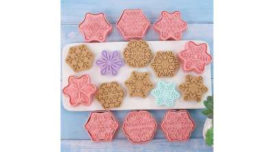 8 részes műanyag hópelyhes sütikiszúró és mintázó készlet