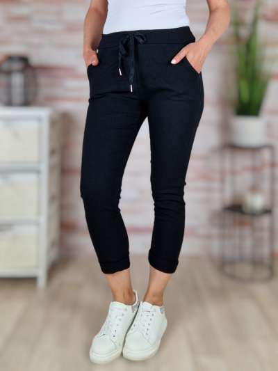 Gyűrt fazonú, gumis derekú, fekete nadrág S-M-L