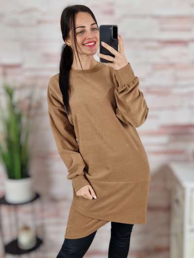 Hátul hosszított, alján átlapolt, puha mikroplüss anyagú ruha M-L