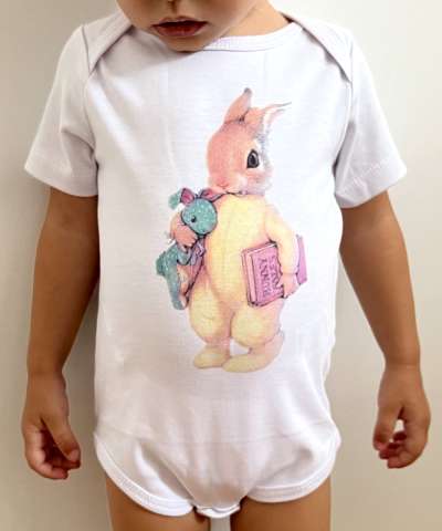 Baba body, rövid ujjú- Nyuszika játékokkal Méret: 74 (6-9hó)