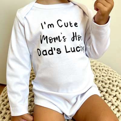 Egyedi baba body, hosszú ujjú- Én cuki vagyok, anya szexi, apa pedig szerencsés Méret: 74 (6-9hó)