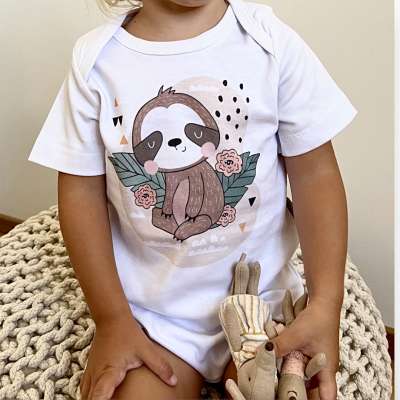 Egyedi baba body, rövid ujjú- Lajhár a vadonban Méret: 80 (9-12hó)