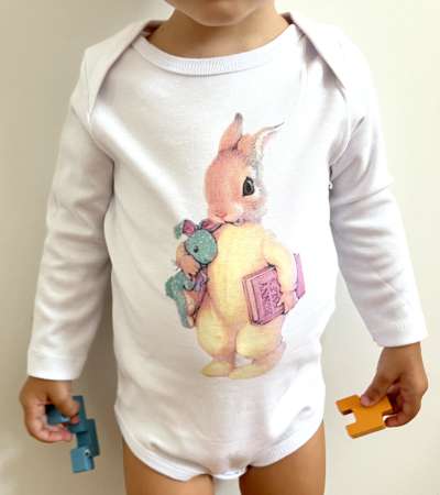 Egyedi baba body, hosszú ujjú- Nyuszika játékokkal Méret: 74 (6-9hó)