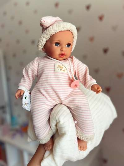 Realista spanyol baba – Sofia párnával, 40 cm