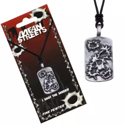 Fekete nyaklánc medállal, golyók utáni lövésnyomok a táblán