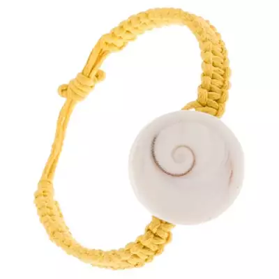Zsinóros karkötő sárga színben, kerek kagyló imitáció