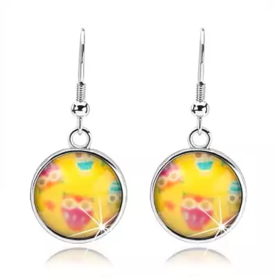 Fülbevaló kaboson stílusban, kör kidomborodó üveggel, színes baglyok, sárga háttér