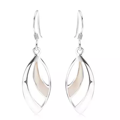 Fülbevaló 925 ezüstből, magszem körvonal kivágásokkal, fehér gyöngyházfény, afrikai horog