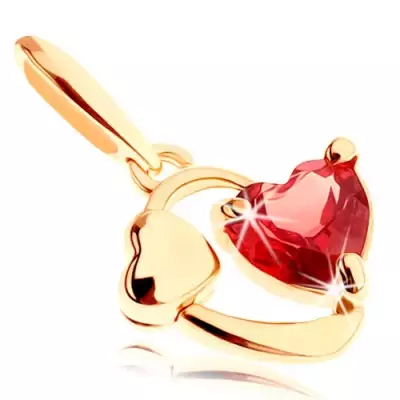 Medál 14K sárga színű aranyból - ovális kontúr szívecskével és piros gránáttal