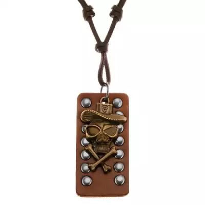 Bőr karkötő - koponya keresztezett csontokkal és kalappal, szegecselt bőrsáv