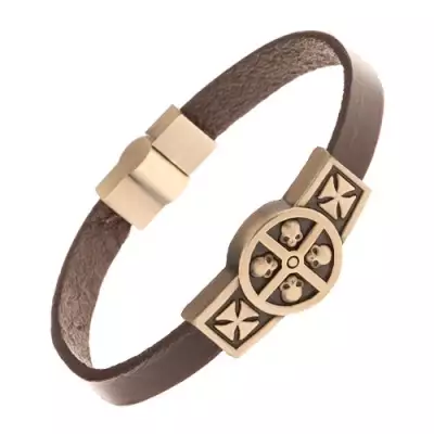 Barna bőr karkötő sárgaréz színű táblával - koponya karikában, keresztek