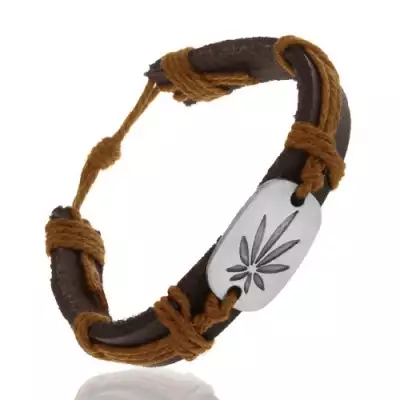Barna műbőr karkötő zsinórokkal, ovális érem marihuána levéllel