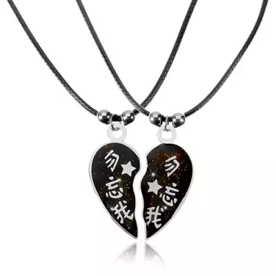 Két nyaklánc párnak kínai jelekkel, osztott szív