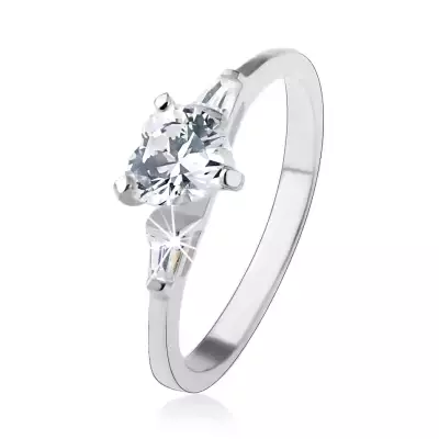 925 ezüst gyűrű, átlátszó cirkóniás szív, trapézok az oldalakon - Nagyság_ 49