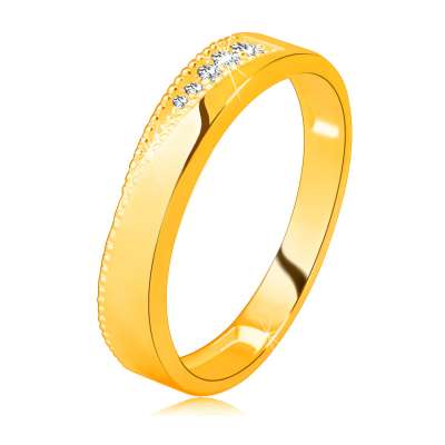 Karikagyűrű 14K sárga aranyból – átlátszó cirkóniák egy háromszög alakú bemetszésben, apró pontok - Nagyság_ 56