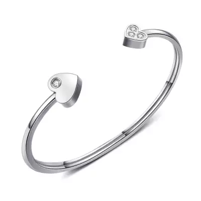 Karkötő rozsdamentes acélból - fényes ív cirkóniával kirakott szívvel, ezüst színű