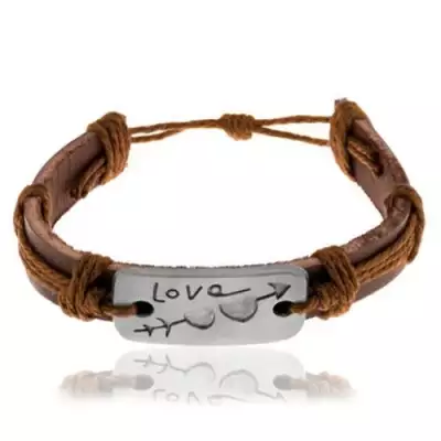 Barna bőr karkötő zsinórral, téglalap faragott szívekkel, LOVE felirat