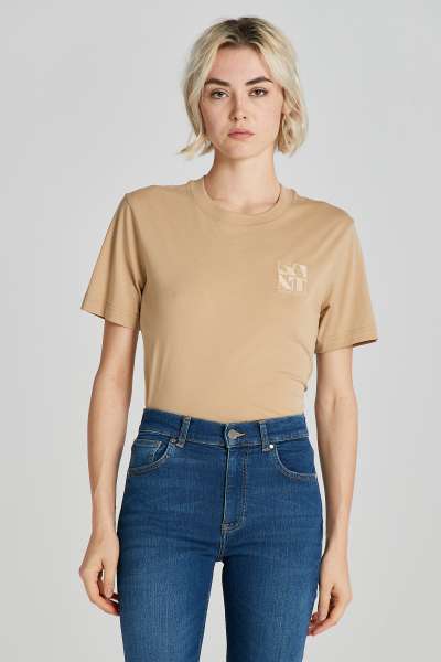 PÓLÓ GANT D2. TONAL EMB QUADRAT T-SHIRT HAZELWOOD BEIGE