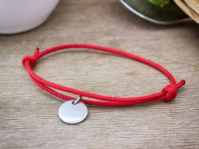 Gravírozható kerek medálos vörös paracord karkötő