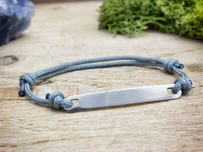 Gravírozható lapbetétes szürke microcord karkötő