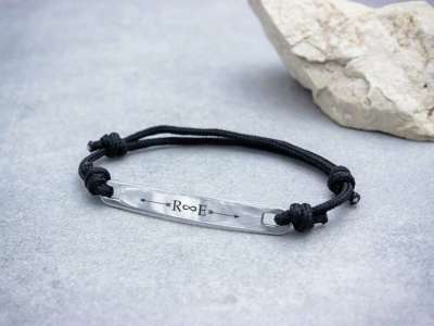 Egyetlen egyedi lapbetétes fekete microcord karkötő