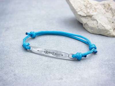Egyetlen egyedi lapbetétes kék microcord karkötő
