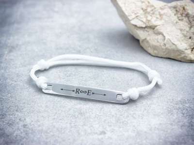 Egyetlen egyedi lapbetétes fehér microcord karkötő