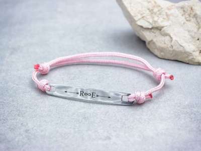 Egyetlen egyedi lapbetétes púderrózsaszín microcord karkötő