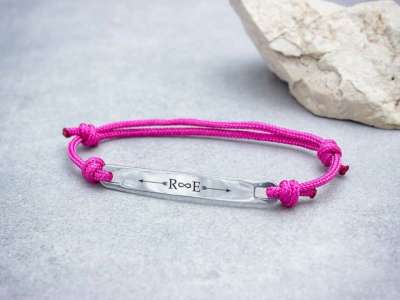 Egyetlen egyedi lapbetétes pink microcord karkötő