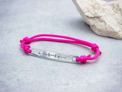 Egyetlen egyedi lapbetétes ciklámen microcord karkötő