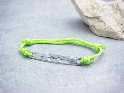 Egyetlen egyedi lapbetétes zöld microcord karkötő