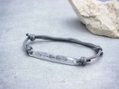 Egyetlen egyedi lapbetétes sötétszürke microcord karkötő