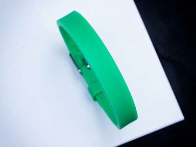 MoMents zöld színű szilikon karkötő