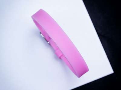 MoMents rózsaszín színű szilikon karkötő