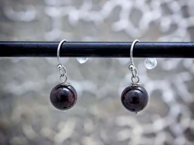 Gránát lógós drót fülbevaló 8mm