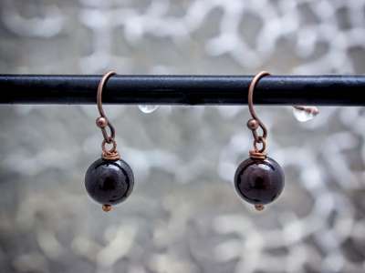 Gránát lógós réz drót fülbevaló 8mm