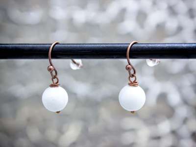 Tejkvarc lógós réz drót fülbevaló 8mm