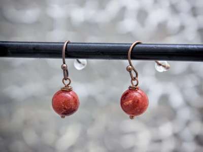 Korall lógós réz drót fülbevaló 8mm